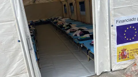 Imagen del campamento que está montado para recibir a los inmigrantes que llegan en Montaña Mina, San Bartolomé