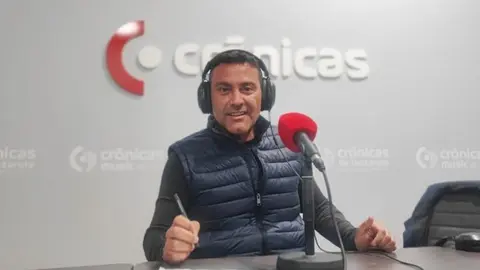 El presidente del Cabildo siguió atento todo el tramo inicial del programa e intervino incluso cuando el presentador mantuvo una entrevista con el presidente de la Cooperativa del Taxi de San Bartolomé