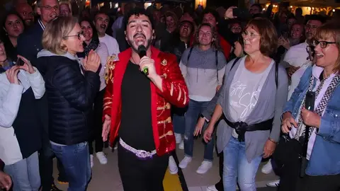 Un momento de la actuación con el cantante entre el público