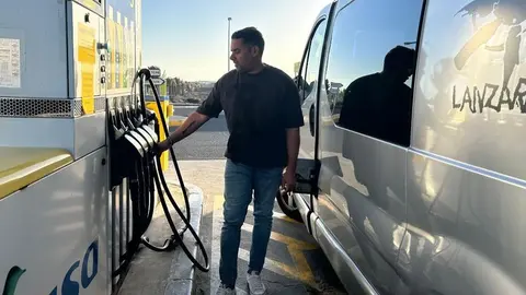 El diputado de Nueva Canarias repostando combustible