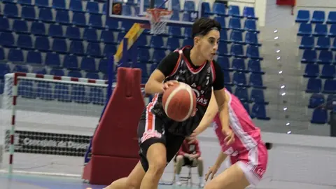 Imagen de archivo de una jugadora del Magec Tías penetrando la defensa rival.