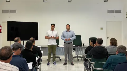Maciot Cabrera y Yonathan de León recepcionando a los trabajadores.