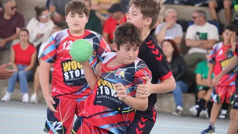 Imagen de dos jugadores luchando por el balón durante uno de los encuentros disputados durante el torneo.