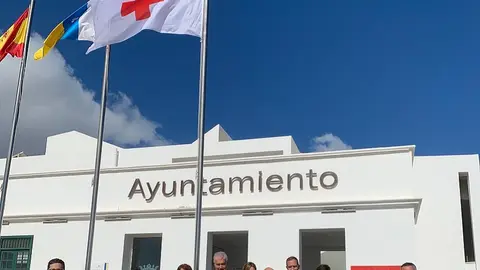 Representantes públicos durante el izado de la bandera de la Cruz Roja