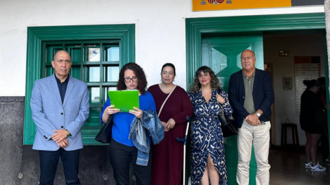 Pedro Viera junto a los representantes de SentirTEA.