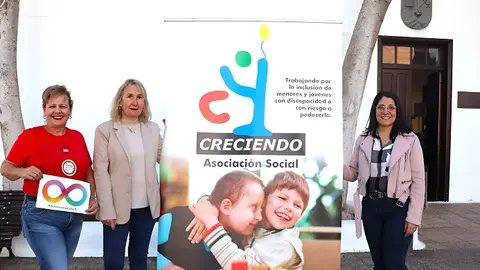 Karina Centeno junto a