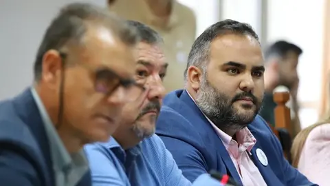 Samuel Martín en el pleno del Cabildo de Lanzarote junto a sus compañeros.
