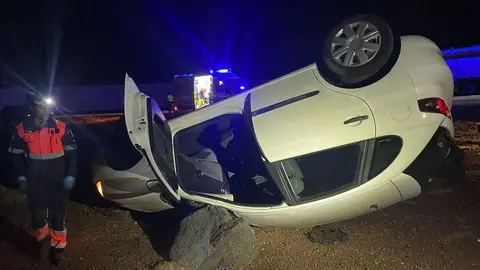 Vuelco de un coche en la rotonda de Playa Blanca.