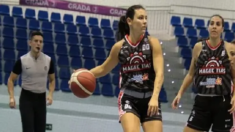 Imagen de archivo de una jugadora del Magec Tías controlando el balón.