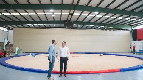 El vicepresidente y el consejero de Deportes en el terrero.