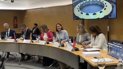 Imagen del encuentro con la consejera en el centro