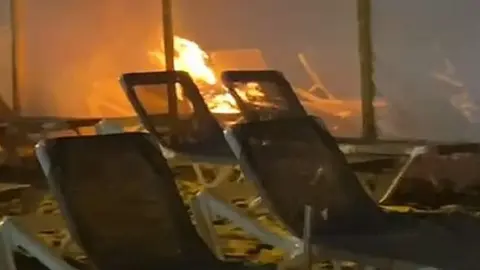 Incendio provocado en las hamacas de la playa de Las Cucharas.