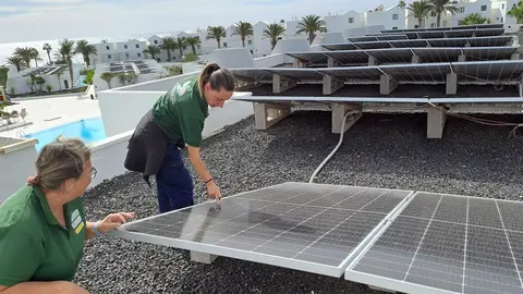 Instalación placas solares Centros Cívicos en San Bartolomé.