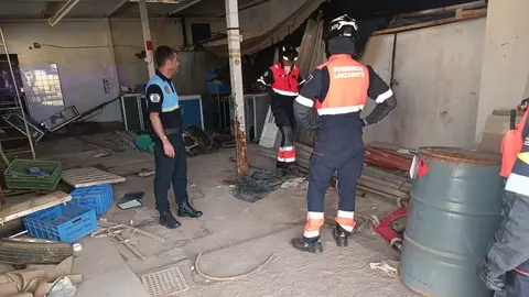 Imagen del lugar en el que se produjo la caída con presencia de los bomberos que intervinieron y uno de los agentes de la Policía Local de San Bartolomé