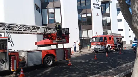 Camiones de los bomberos durante el simulacro.