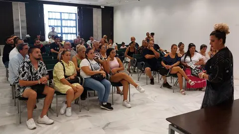 La concejala de Turismo y Comercio de Arrecife se reunió con los mercadilleros para informar las nuevas ordenanzas y propuestas para este sector