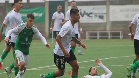 Una de las jugadas del encuentro con la lluvia intensa