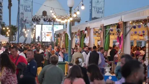 Imagen de la gente visitando la feria