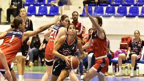 Imagen de archivo de una jugadora del Magec Tías penetrando la defensa rival.