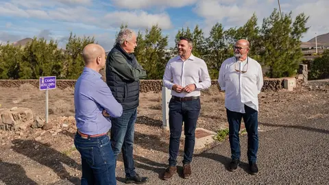 El vicepresidente junto a los representantes del municipio de Tías.