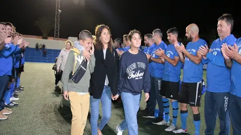 Familiares de Orlando Morales recibiendo un homenaje de los jugadores del CD Tinajo.
