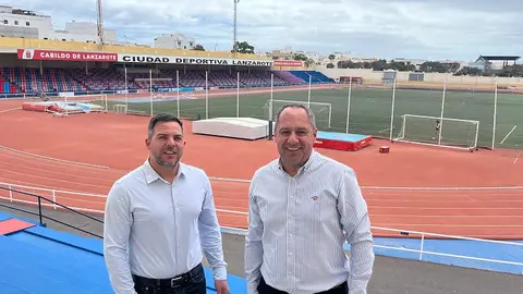 El vicepresidente, Jacobo Medina, junto a Juan Monzón en la Ciudad Deportiva.