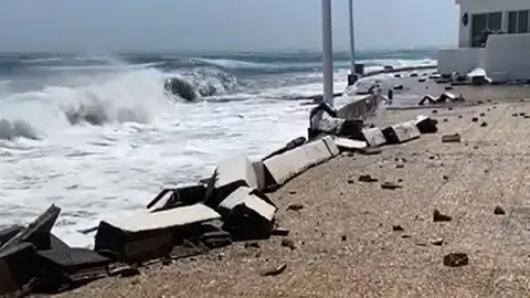 Muros de la avenida de Playa Honda destrozados debido al fuerte oleaje.