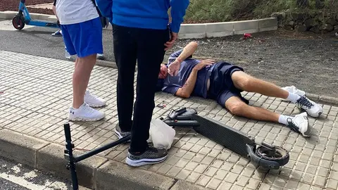 Imagen del hombre atropellado en el suelo junto al patinete.