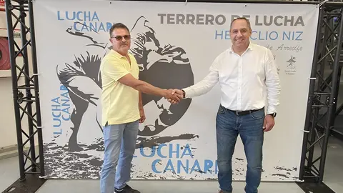 El consejero de Deportes, Juan Monzón, junto al presidente de la federación en Lanzarote