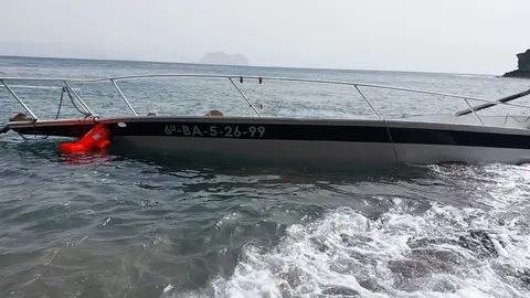 Imagen de los restos del velero encallado.