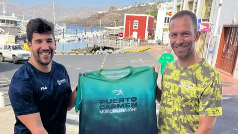 Christopher Notario junto a un componente de la organización de la prueba.