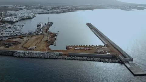 Imagen del puerto de Playa Blanca cuando se inició la obra de ampliación que permitiría la escala de cruceros.