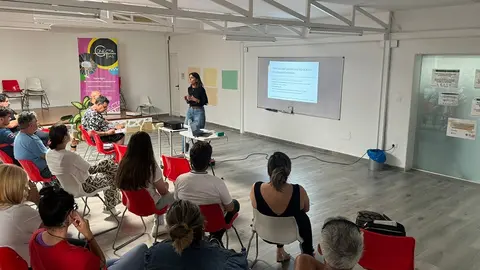 Charla informativa en Conecta Tías.