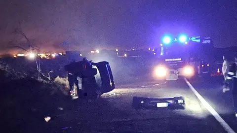 Imagen del accidente en el momento de la llegada de los bomberos.