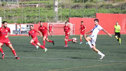 Imagen de una de las jugadas del encuentro con un jugador del Lanzarote rodeado de jugadores del equipo contrario