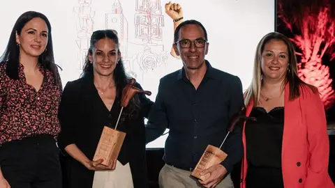 Los galardonados recogiendo su premio