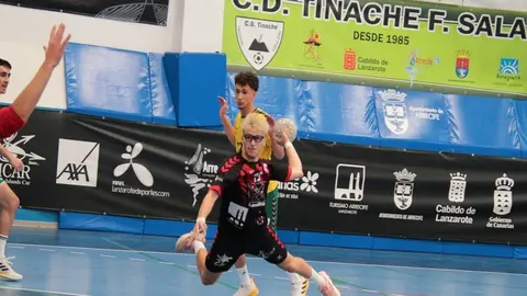 Jugador del San José Obrero penetrando la defensa del Galdar.