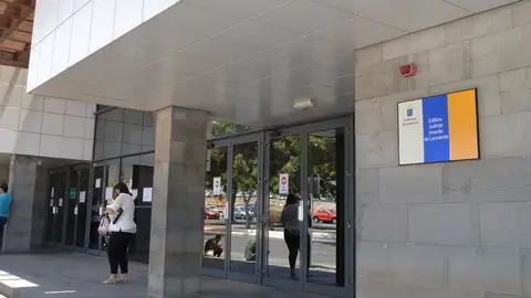 Imagen de la entrada del Juzgado de Arrecife.