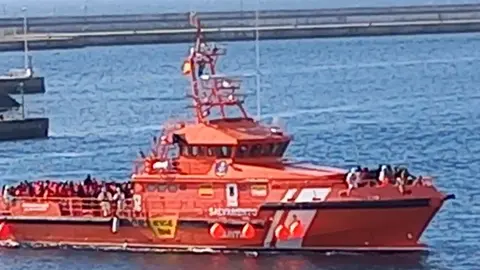 Salvamento Marítimo trayendo a los inmigrantes rescatados.