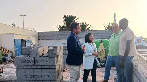 El alcalde de Yaiza y los concejales de Limpieza y Urbanismo en obras de zona de contenedores próxima al puerto
