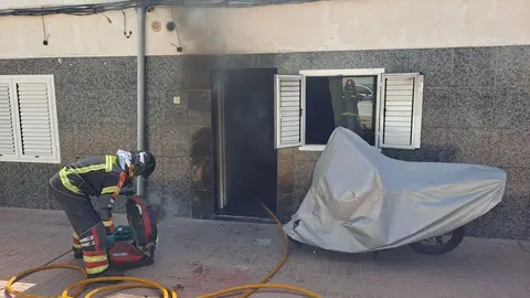 La vivienda afectada en el momento en el que actuaron los bomberos