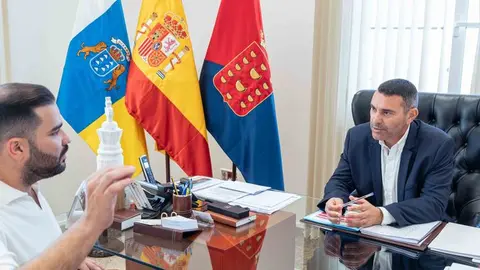 El consejero de Política Territorial, Jesús Machín, hablando con el presidente del Cabildo, Oswaldo Betancort