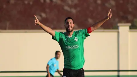 El capitán del equipo celebrando uno de los goles.