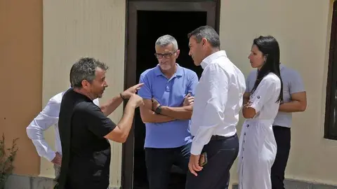 Marci Acuña junto a Oswaldo Betancort y Aroa Revelo en una visita al Albergue de La Santa