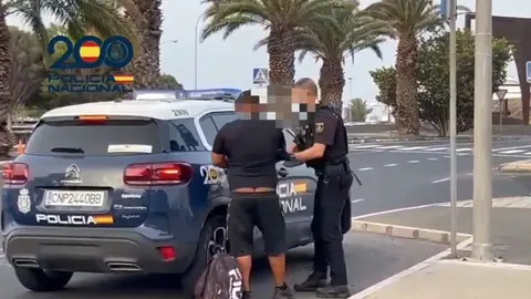La Policía Nacional con el pirómano detenido.