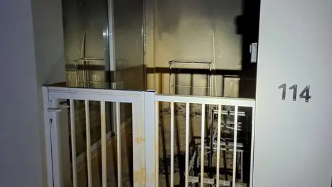 Imagen de la entrada a la vivienda incendiada