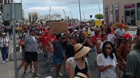Imagen de los manifestantes llegando a la altura del Gran Hotel