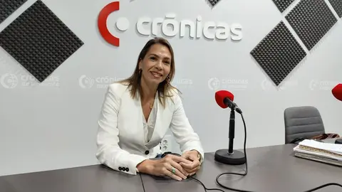 Maite Corujo en el estudio de Crónicas Radio durante la entrevista.