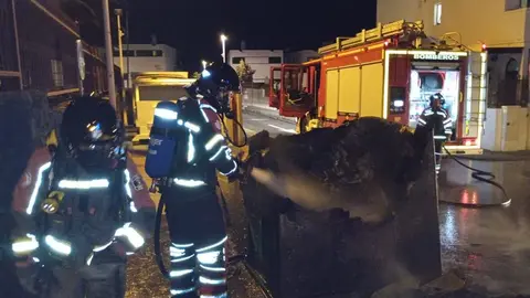 Los bomberos sofocan el incendio en la calle La Graciosa.