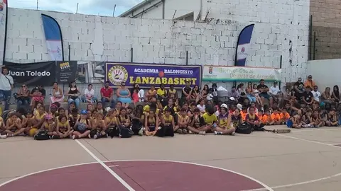 Niños participantes en el torneo Lanzabasket.